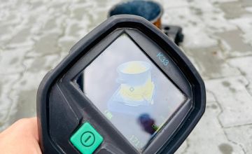 Kamera termowizyjna z kolorowym wyświetlaczem.